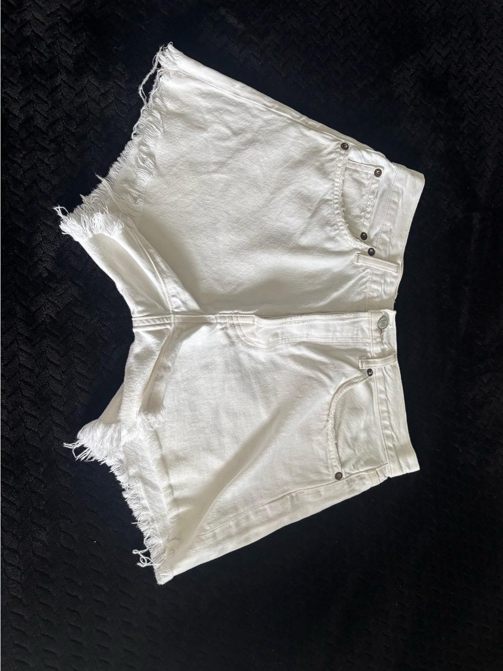 AGOLDE button up jeans shorts. Frayed edge. Cutesy!